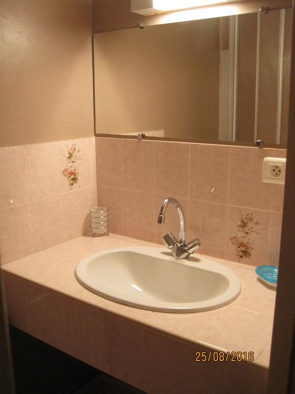 Hotel Le Commerce Neuville  Екстер'єр фото